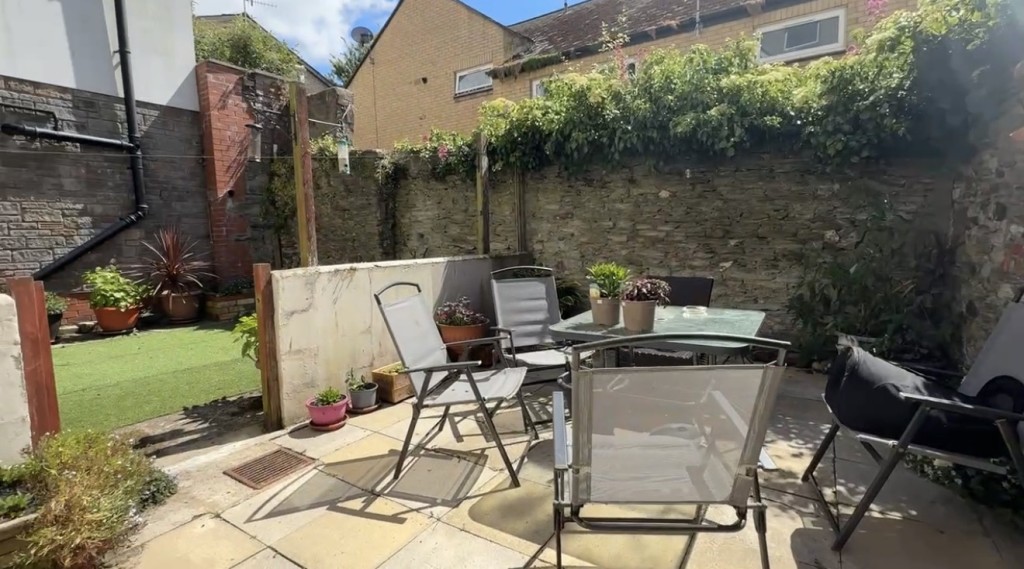 Lot: 73 - FREEHOLD RESIDENTIAL INVESTMENT ARRANGED AS TWO FLATS - Garden space